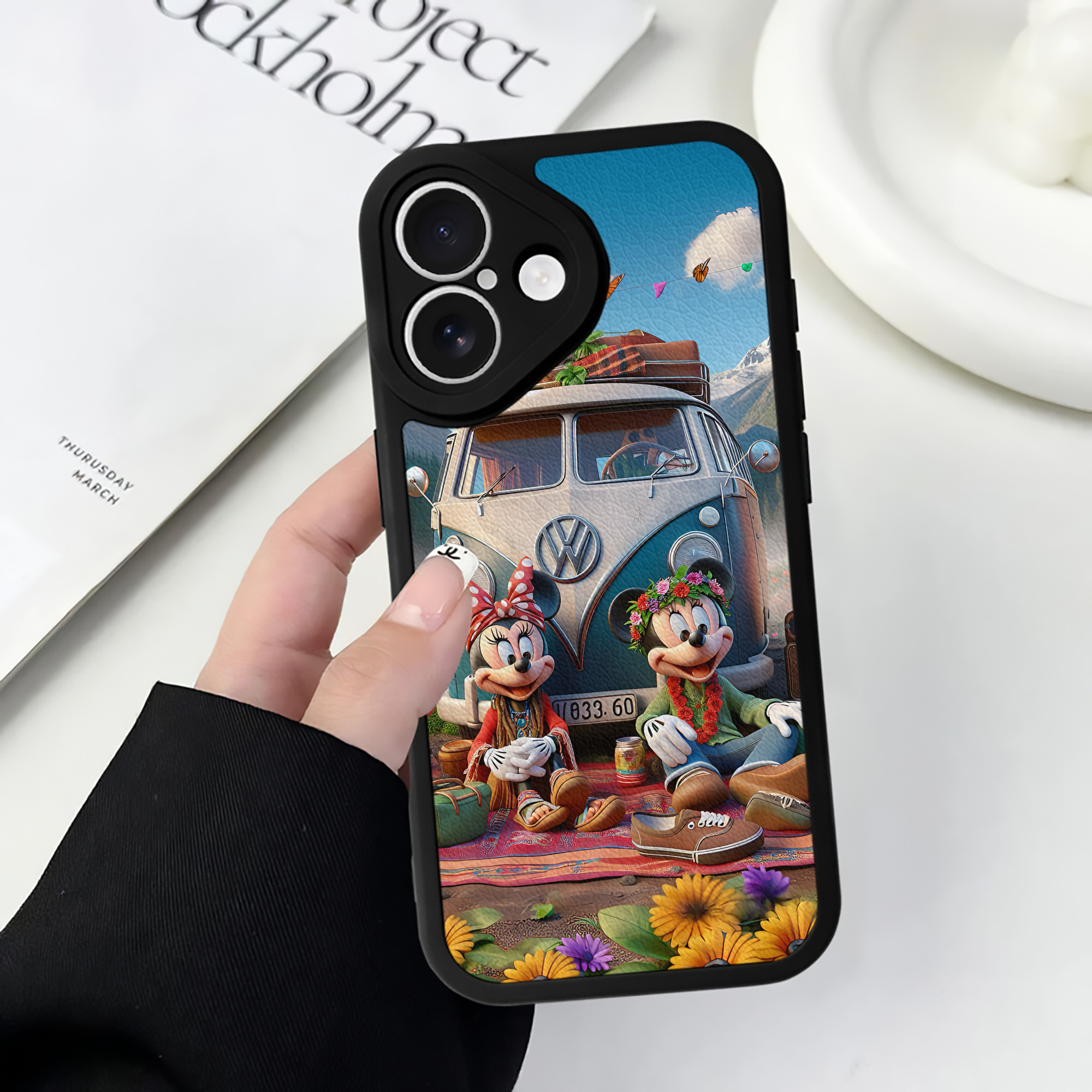 （画像用） ミッキーマウス Mickey Mouse 【iPhone 16シリーズ対応】シリコンスマホケース（レザー調） 材質：シリコン